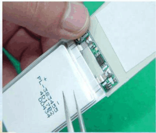 避免用鑷子之類的利器接觸電芯表面，防止刺破電芯包裝而造成漏液。