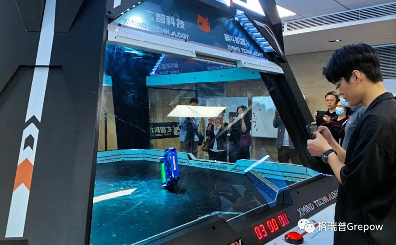 玄智科技同事在新辦公場(chǎng)所，展示了輕量級(jí)格斗機(jī)器人表演