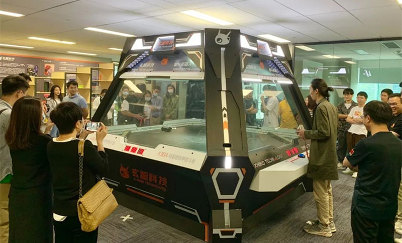 玄智科技同事在新辦公場(chǎng)所，展示了輕量級(jí)格斗機(jī)器人表演