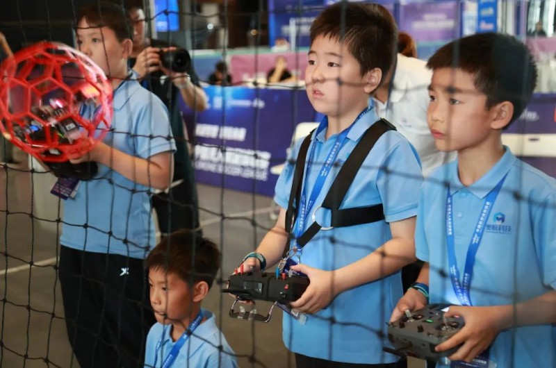 無人機(jī)足球比賽中 無人機(jī)足球比賽中