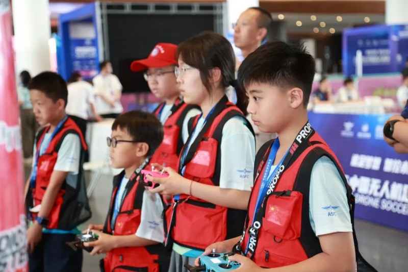 無人機(jī)足球比賽中 無人機(jī)足球比賽中