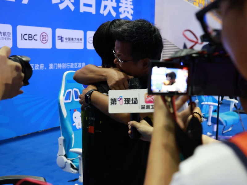 小白奪冠，師傅黃教練忍不住淚灑現(xiàn)場(chǎng)